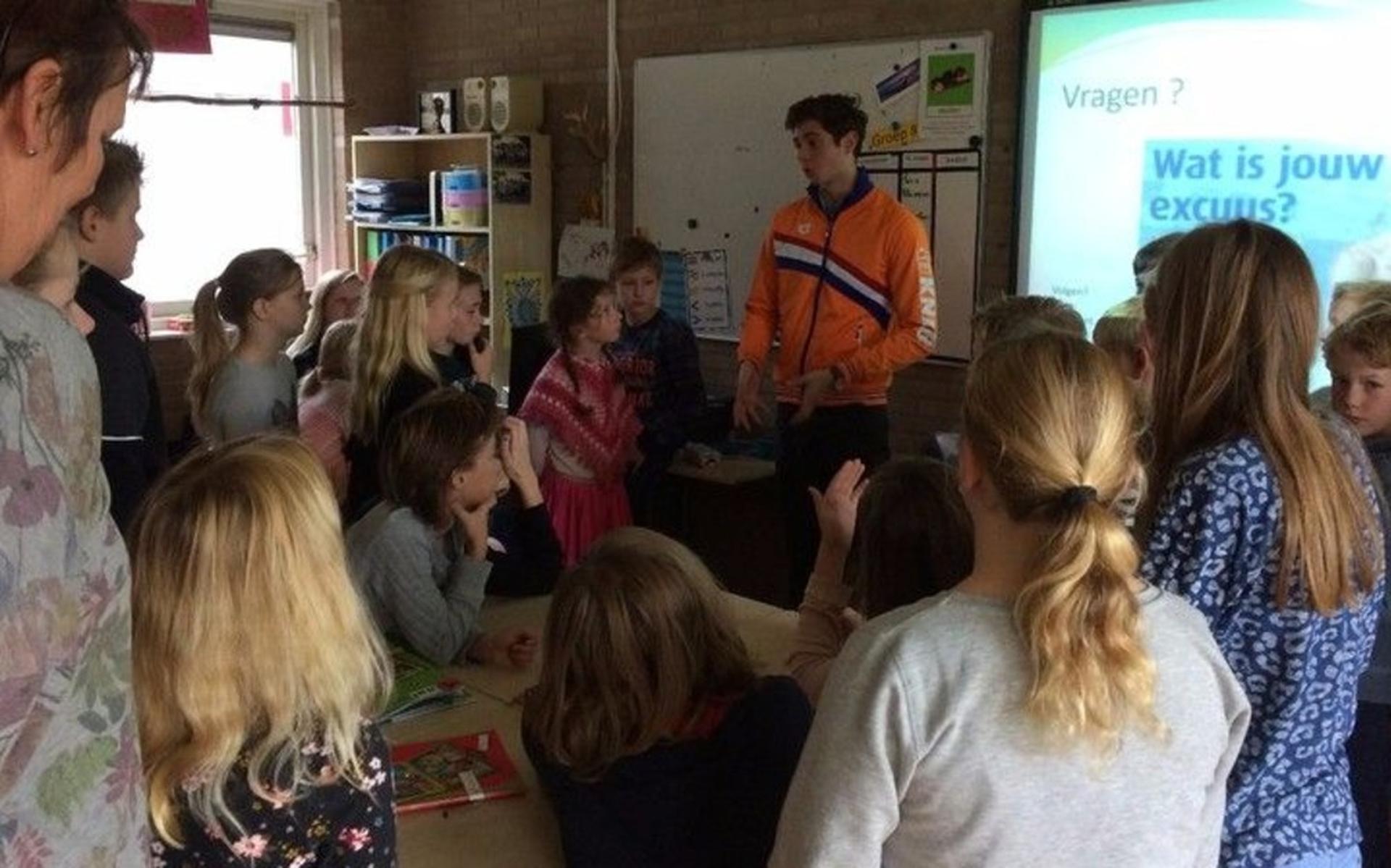 Jeugd K.J. Dijkstraschool hangt aan de lippen van Olivier van de Voort - Stellingwerf