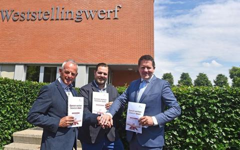 Hans Visser (CDA), Tom Hartog (Weststellingwerfs Belang) en Richard Bos (VVD) presenteren het coalitieakkoord.