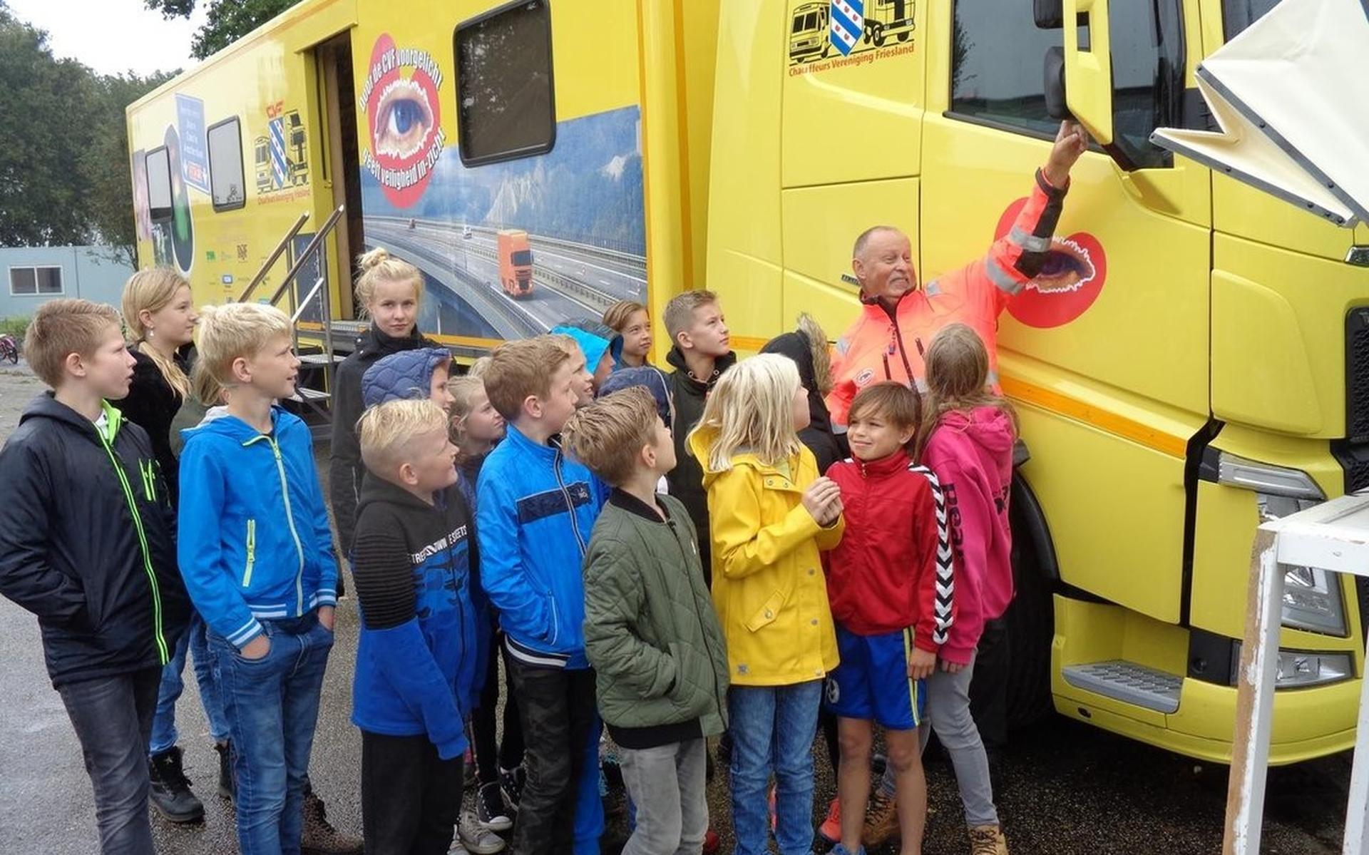 Kinderen van Dijkstraschool weten nu wat dode hoek is - Stellingwerf