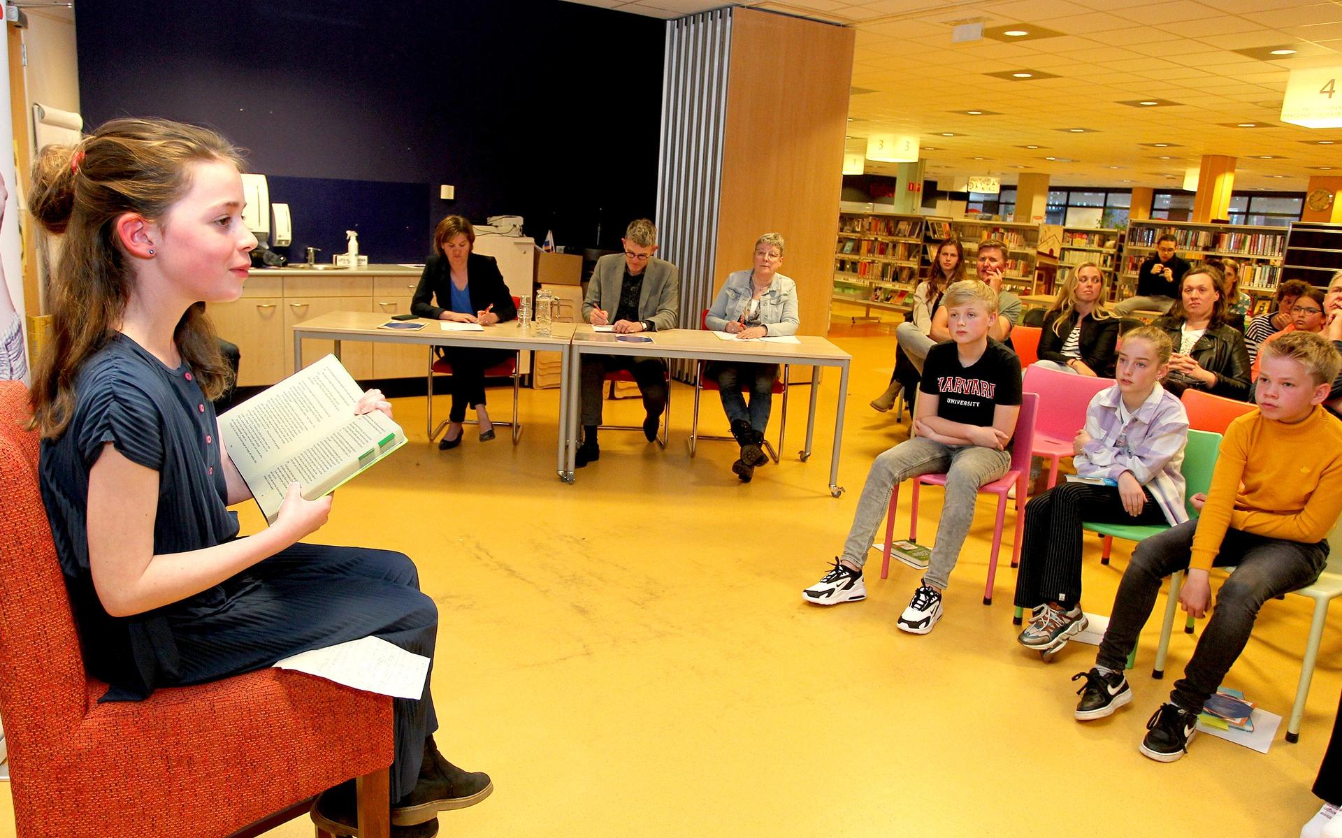 Lieke Starre is voorleeskampioen van Weststellingwerf. Ze las een fragment voor uit het boek Juf Bra