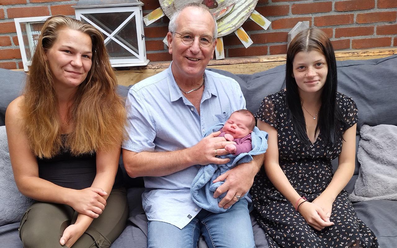 ‘Eerste baby’ Vera Drost, Tjibbe met baby Jamie op de arm en Jamie’s moeder Iris Rook. EIGEN FOTO