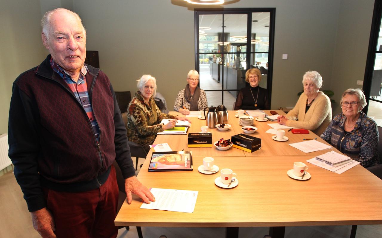 Andries Elgersma (links) stopt als secretaris bij de OSW. Op de achtergrond het overige bestuur met v.l.n.r: voorzitter Sjoukje Held, Eppie Groenhof, Hannie Spin, Debbie Meina, Roelie Seinstra. Gerrit van Drogen en Co Bergsma waren afwezig. Andries Elgersma (links) stopt als secretaris bij de OSW. Op de achtergrond het overige bestuur met v.l.n.r: voorzitter Sjoukje Held, Eppie Groenhof, Hannie Spin, Debbie Meina, Roelie Seinstra. Gerrit van Drogen en Co Bergsma waren afwezig.