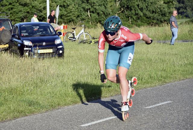 Marijke Groenewoud wint met overmacht skeelermarathon in Nijelamer