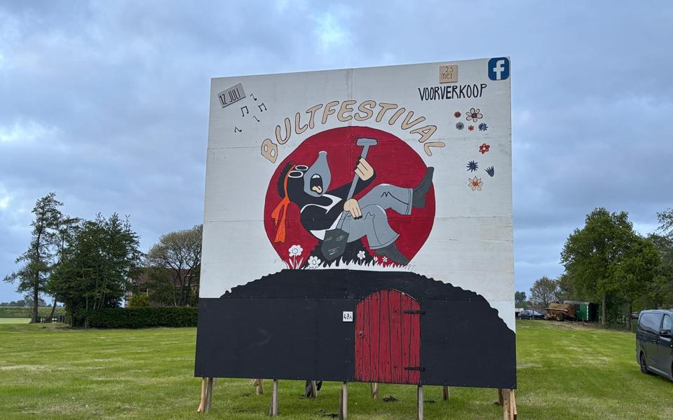 Ter promotie van het festival staat er op de kruising van de Slingerweg en Heerenveensweg in Oldeholtwolde een groot bord.