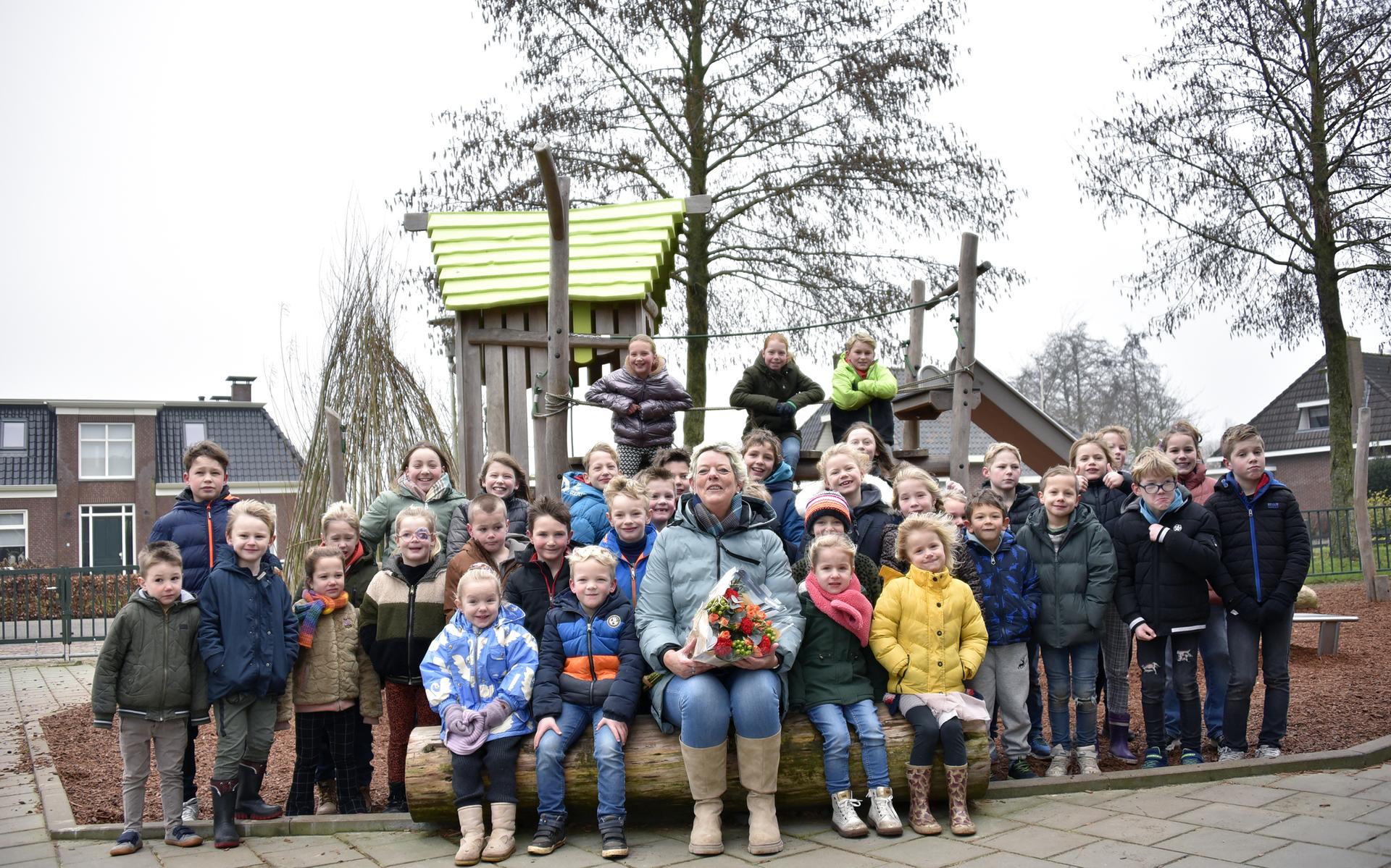 Juf Minke staat veertig jaar voor de klas en dat wordt in Oldelamer gevierd