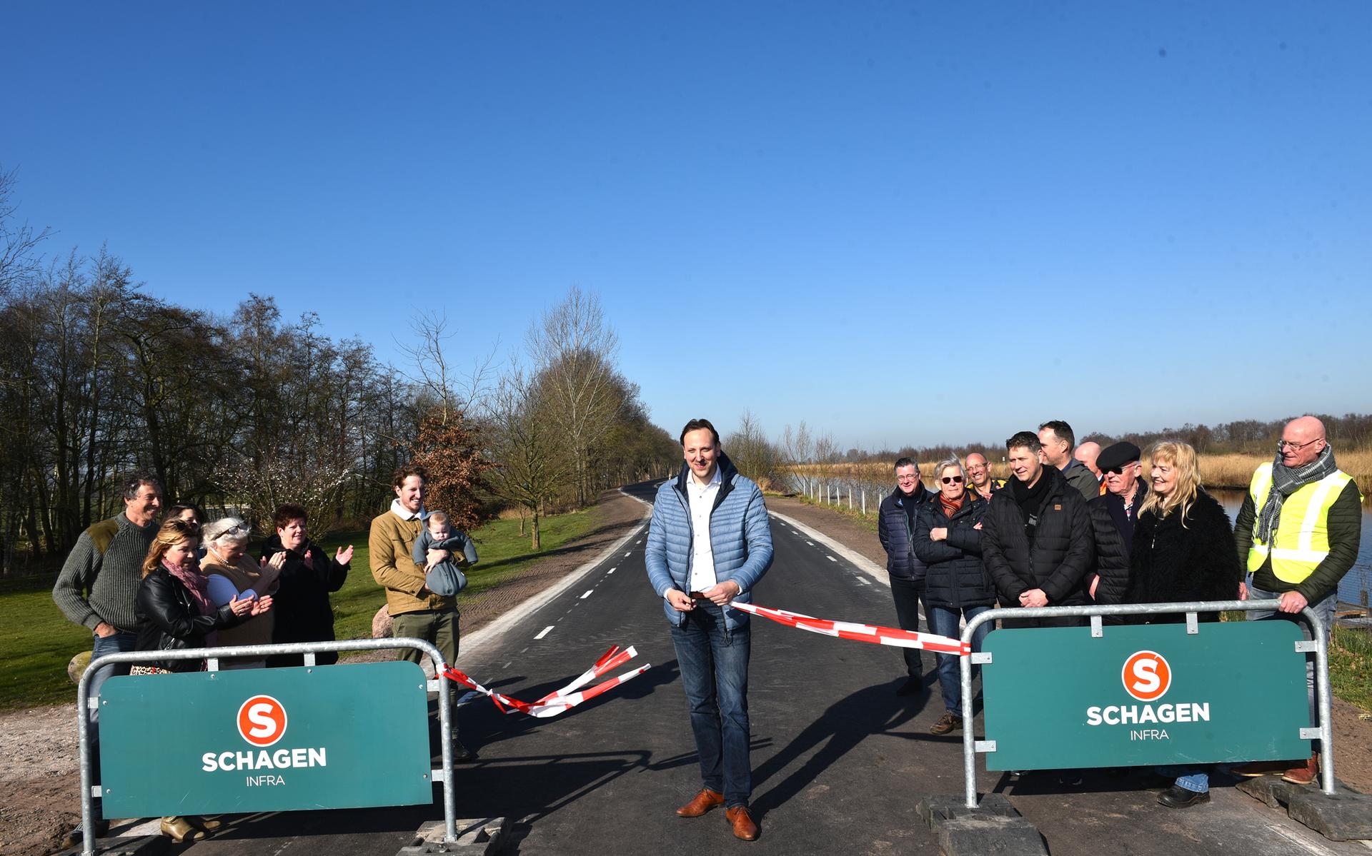 Wethouder Roelof Theun Hoen opent de vernieuwde weg.