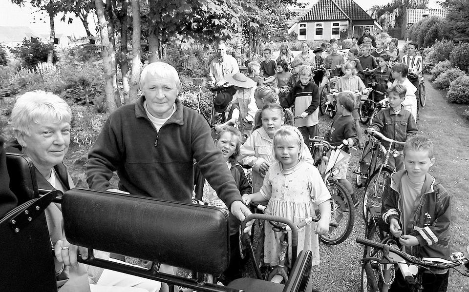 De laatste schooldag van Jan Ballast (met echtgenote) in 2001. Foto: Iwan van Nieuwenhoven