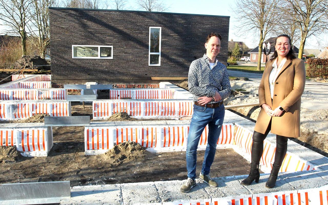 Tandartsen Siska Venema en Joost de Boer, voor de voormalige aula, die tot tandartsenpraktijk wordt omgebouwd. Tandartsen Siska Venema en Joost de Boer, voor de voormalige aula, die tot tandartsenpraktijk wordt omgebouwd.