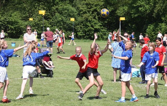 Schoolkorfbaltoernooi in Noordwolde: Plezier boven presteren