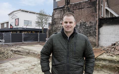 Barry Hofstra is druk met plannen voor de nieuwbouw. Foto Alain ter Schuur/24bit.nl 