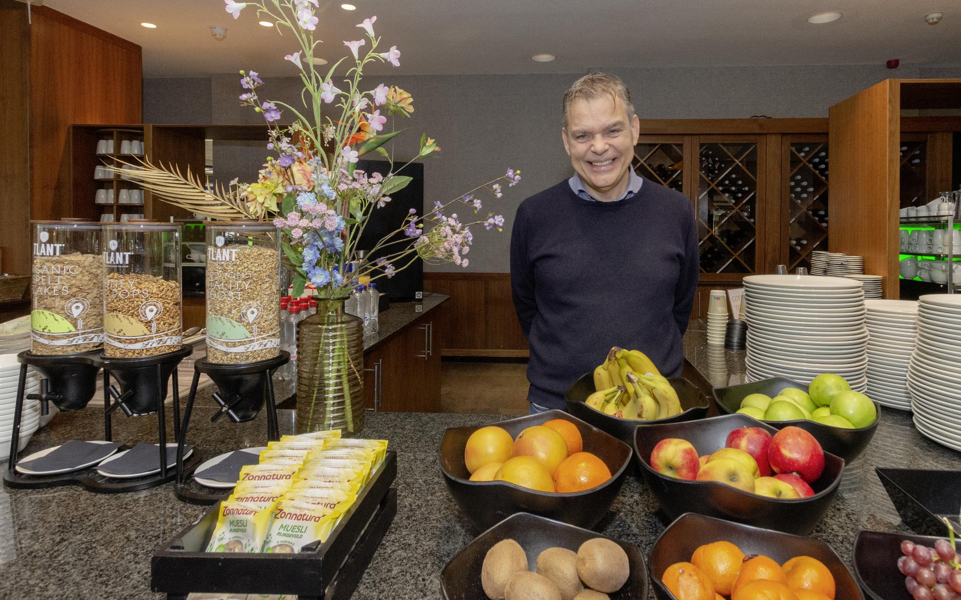Henk Matser bij het oude ontbijtbuffet. 