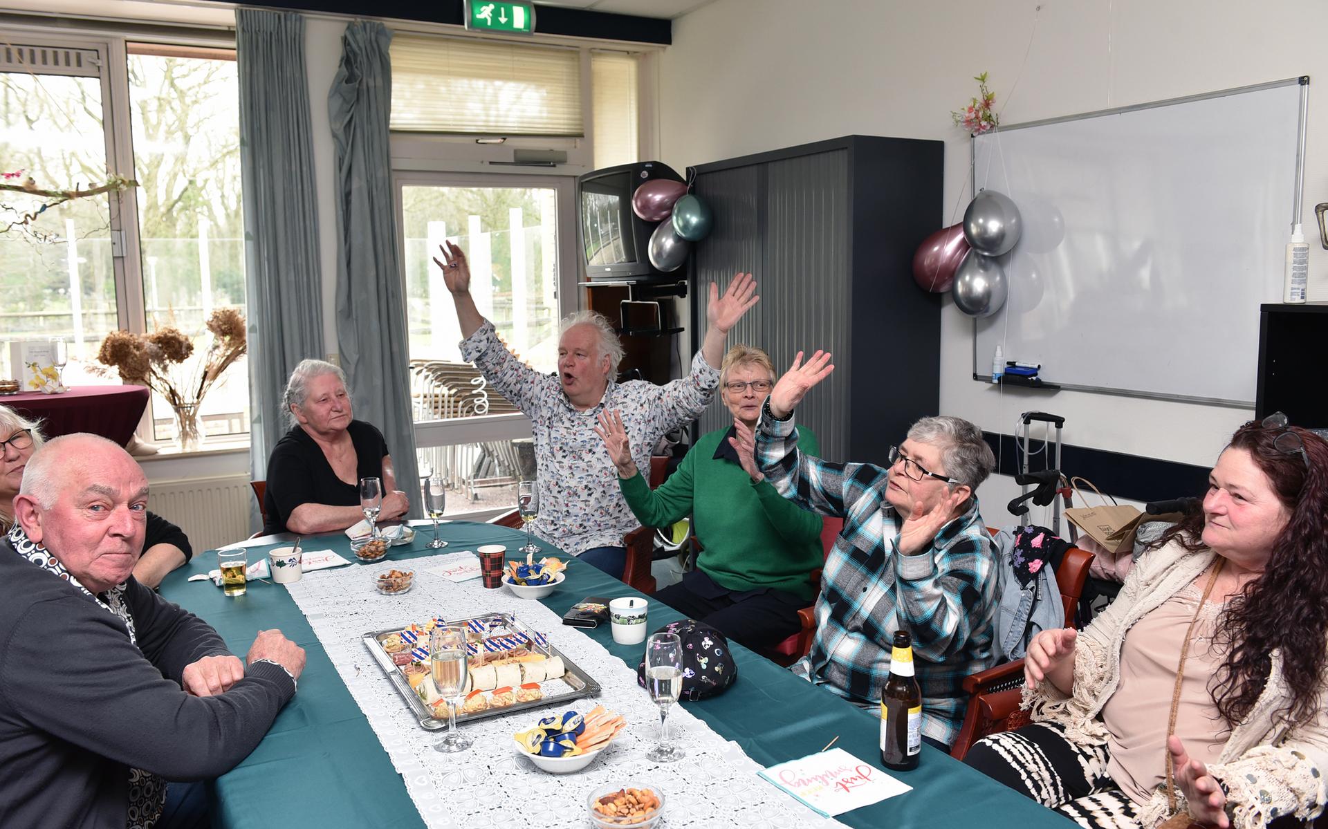Er is een klein feestje met familie, oud-cliënten en oud-medewerkers.