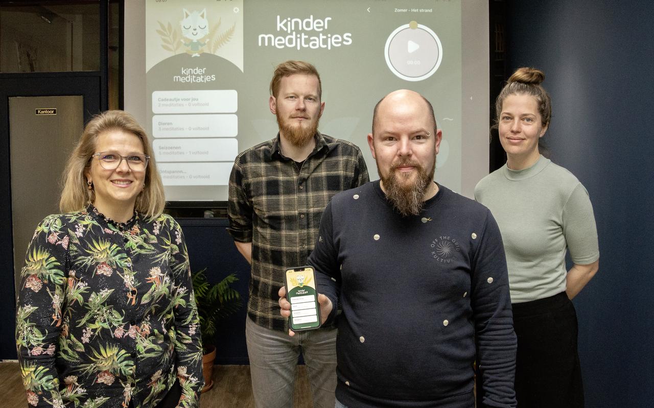 Corine, Armand, Joris en Jiska (v.l.n.r.) zijn trots op hun app. Corine, Armand, Joris en Jiska (v.l.n.r.) zijn trots op hun app.