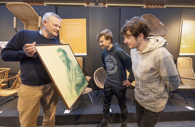 Harm Ellens uit Melbourne laat in 2002 in het museum het zelfportret van zijn opa zien aan zijn zonen.