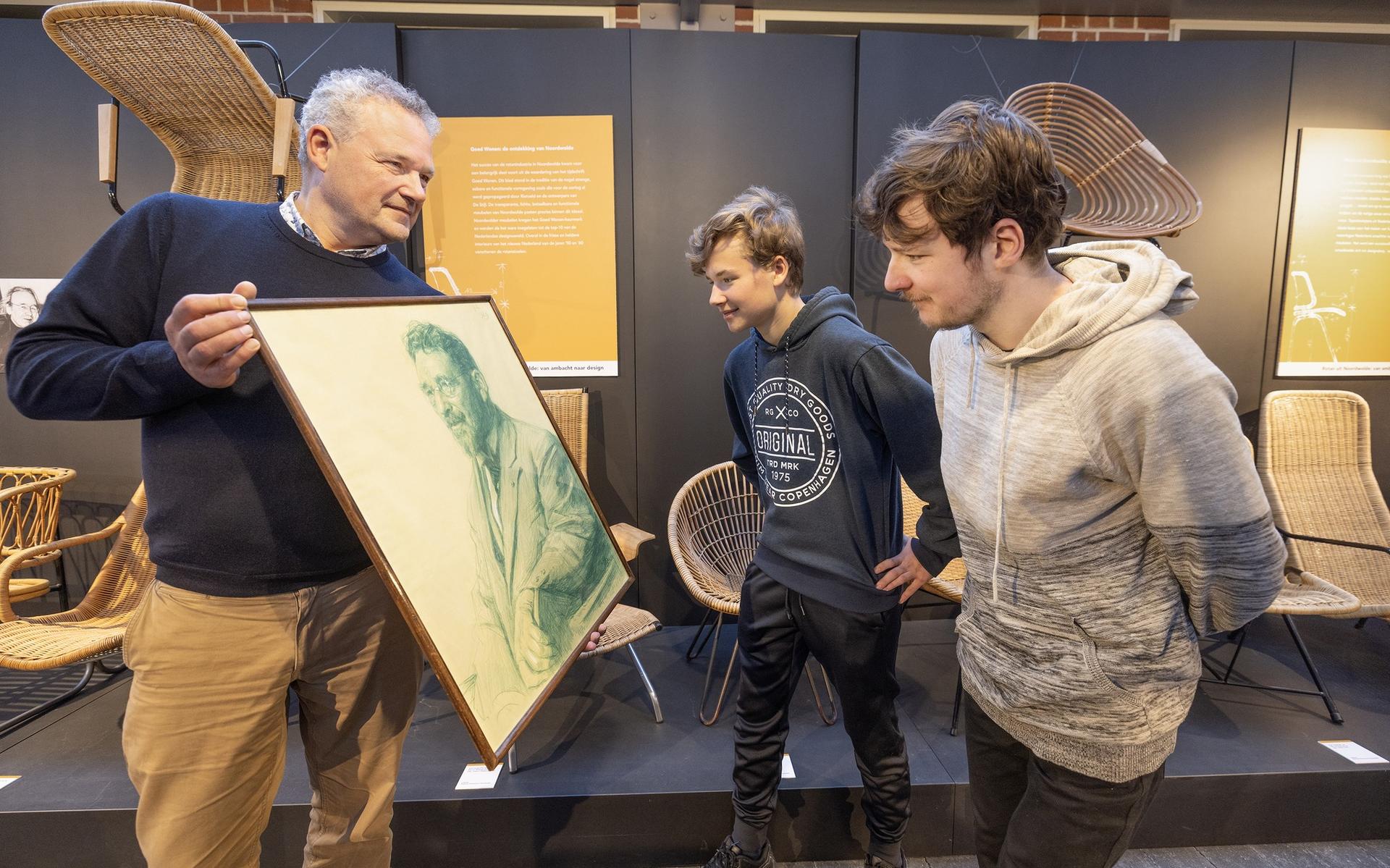 Harm Ellens uit Melbourne laat in 2002 in het museum het zelfportret van zijn opa zien aan zijn zonen.