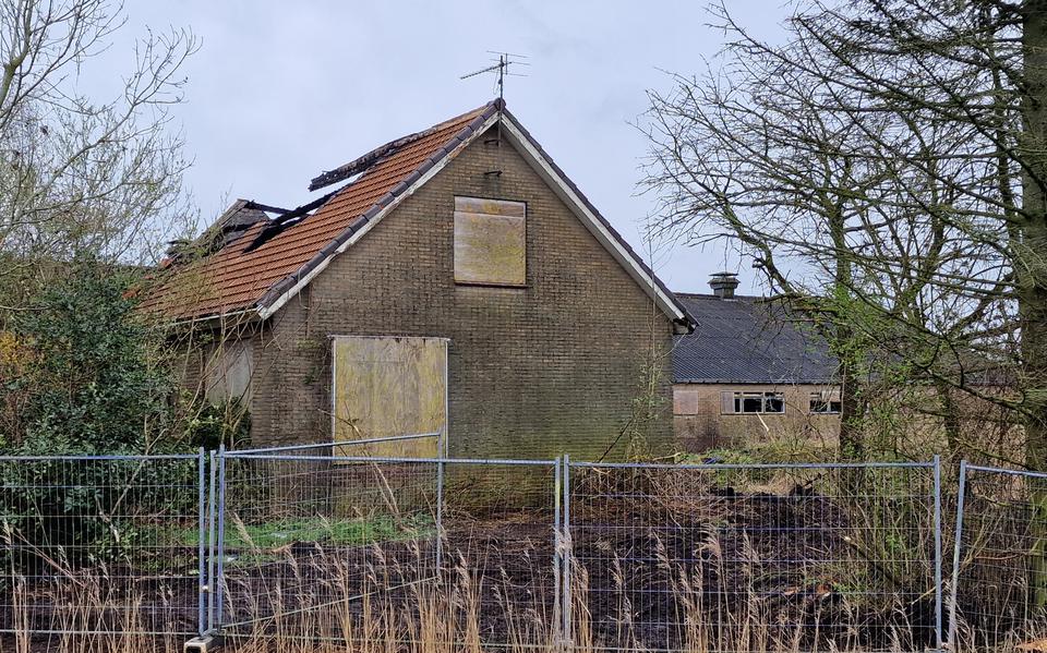 Het pand, waar op dak dak asbest ligt, is met hekken afgezet en de ramen zijn met hout dichtgespijkerd. Foto: Lenus van der Broek