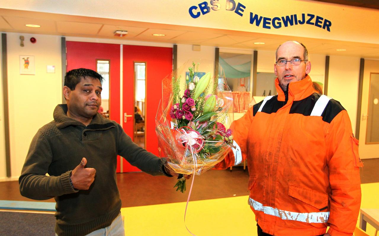 Schooldirecteur Jerry Djoegan zet Dirk Lepstra in het zonnetje. Schooldirecteur Jerry Djoegan zet Dirk Lepstra in het zonnetje.