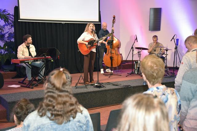 Sera Noa treedt op tijdens 7DAYS Worship in De Mirt in Wolvega