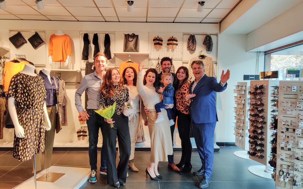 V.l.n.r. Floris Veenhuis, Emma, Margreet, Sanne en dochter Sofie, David Nauta, Paulien en Bert Piest bij de heropening van HEMA Joure in 2020. V.l.n.r. Floris Veenhuis, Emma, Margreet, Sanne en dochter Sofie, David Nauta, Paulien en Bert Piest bij de heropening van HEMA Joure in 2020.