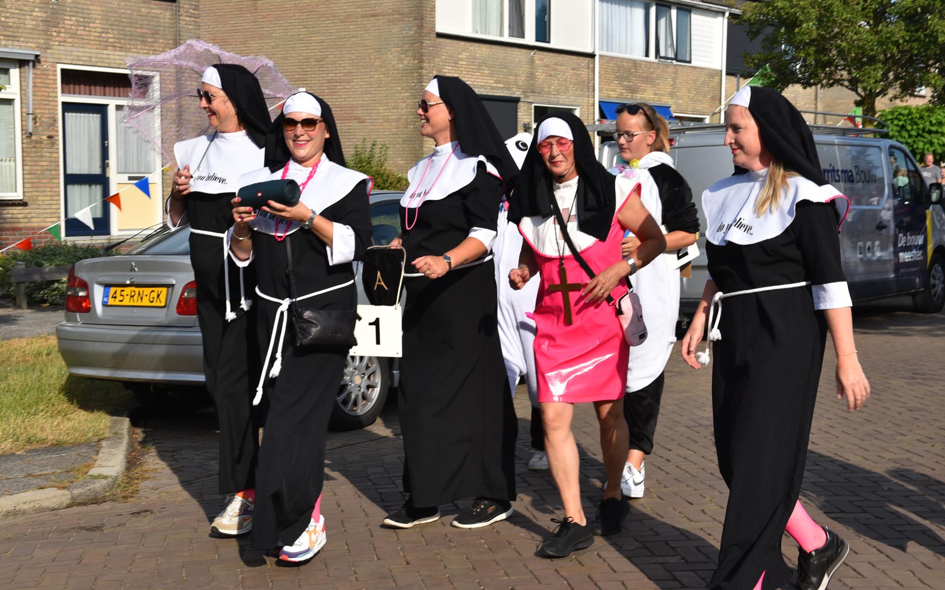 Tocht met versierde wagens een van de hoogte punten dorpsfeest De Blesse-Peperga