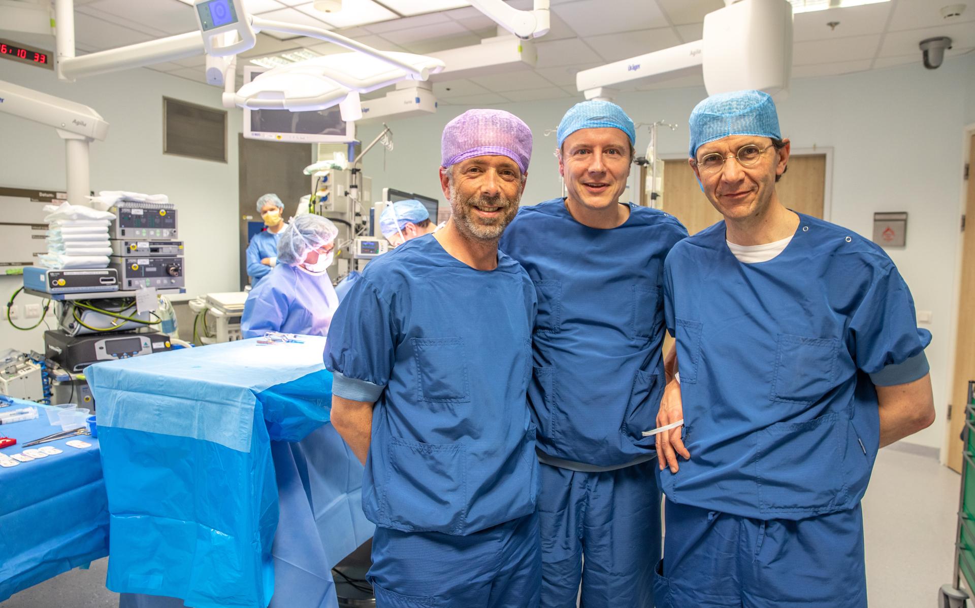 Gijs Patijn (middelste chirurg op de foto) ‘Door samen te werken kunnen we betere zorg leveren.” Foto: