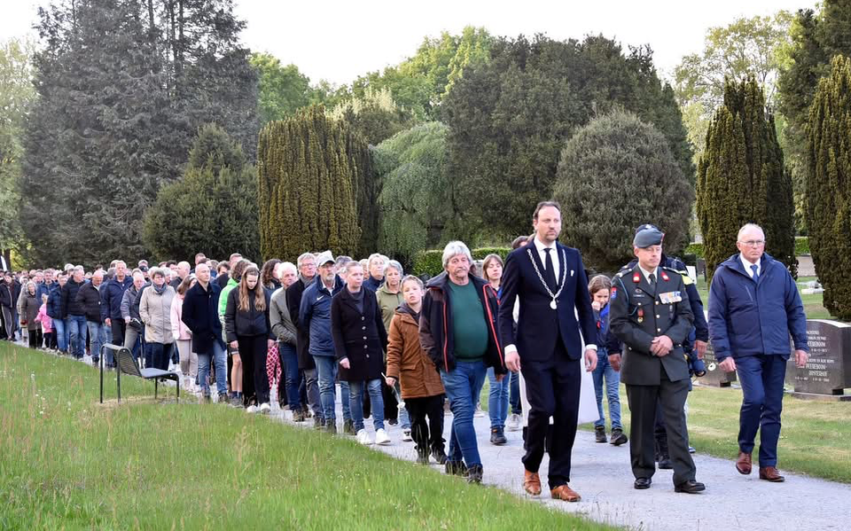 De stille tocht op de begraafplaats in Wolvega.