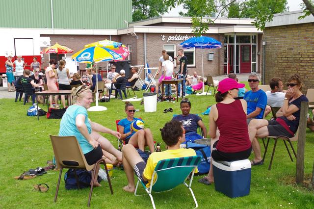 Stichting en gemeente overleggen wat te doen met verouderd ‘t Polderhuus en sporthal in Munnekeburen