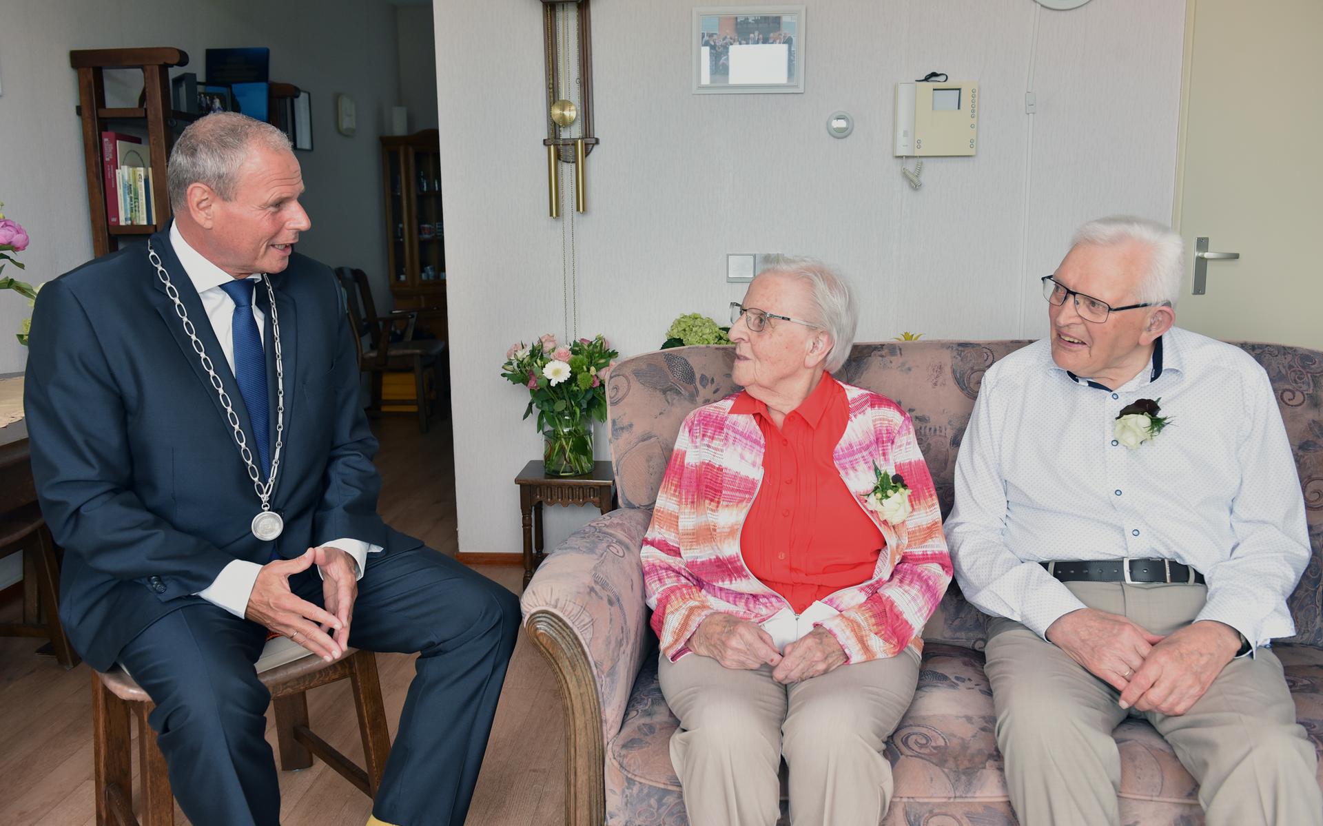 Eerste locoburgemeester Jack Jongebloed kwam het jubileumpaar dinsdagochtend feliciteren.