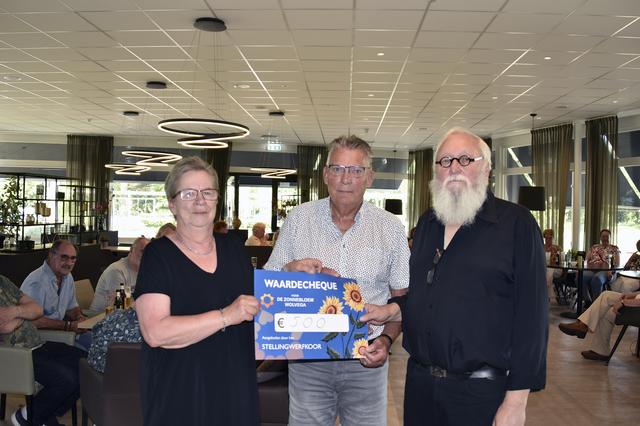 Jubilerend Stellingwerfkoor verrast Zonnebloem Wolvega met cheque