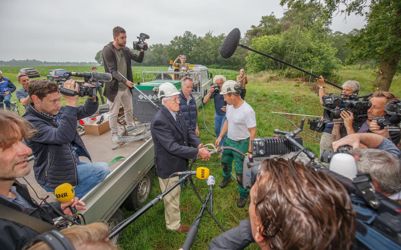 Hans Wiegel slaat paal voor symbolische wolvenhek op het land van boerenmaatschap Jorritsma-Postma in Boijl. Hans Wiegel slaat paal voor symbolische wolvenhek op het land van boerenmaatschap Jorritsma-Postma in Boijl.