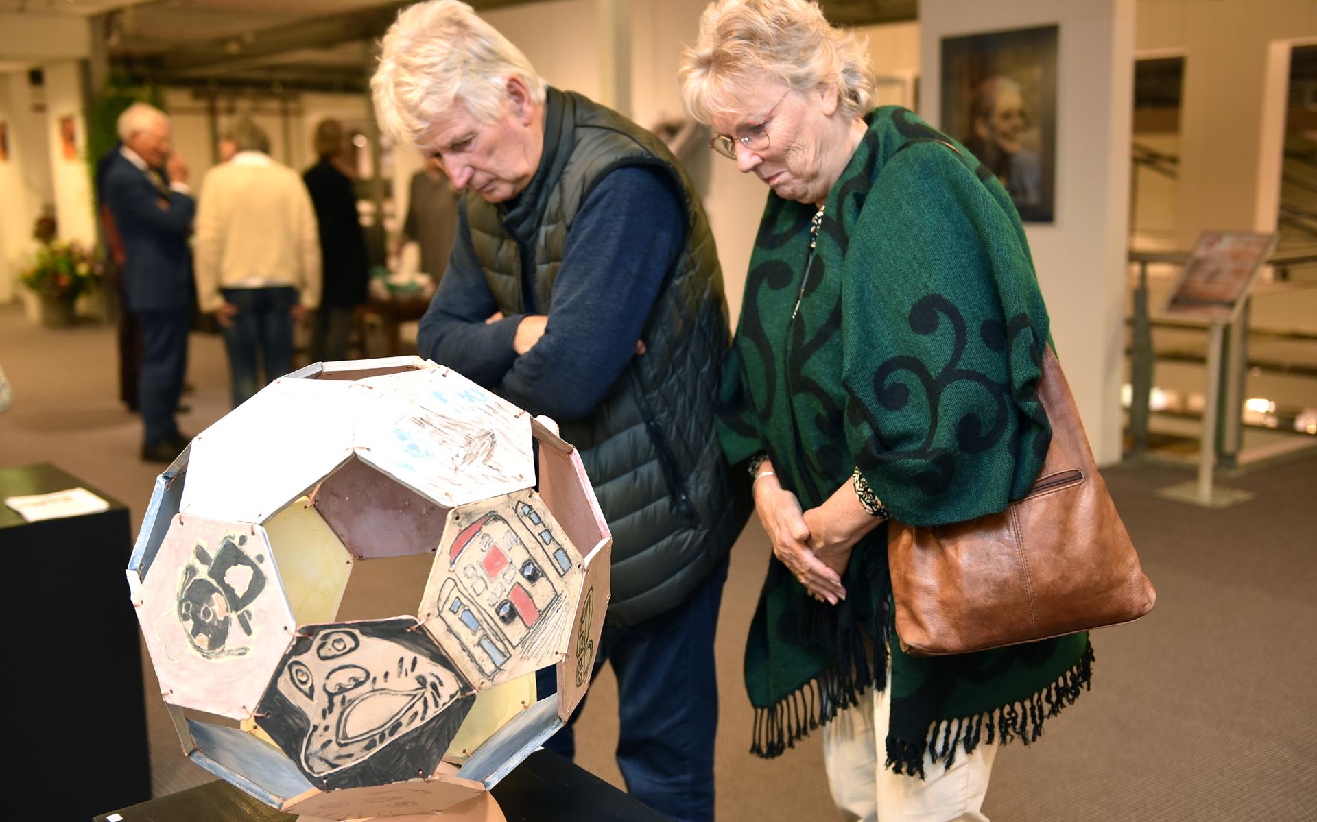 In de Hannie Mein Keramiek galerij in Wolvega staan ongeveer vijftig koppen.