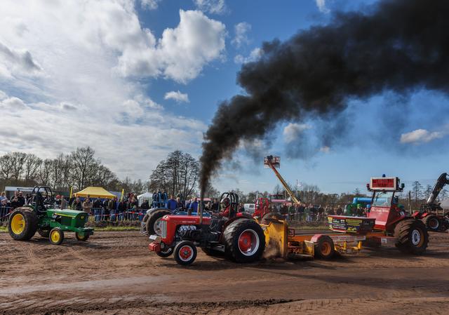Boerentrekkertrek in Oldeberkoop trekt veel deelnemers en publiek
