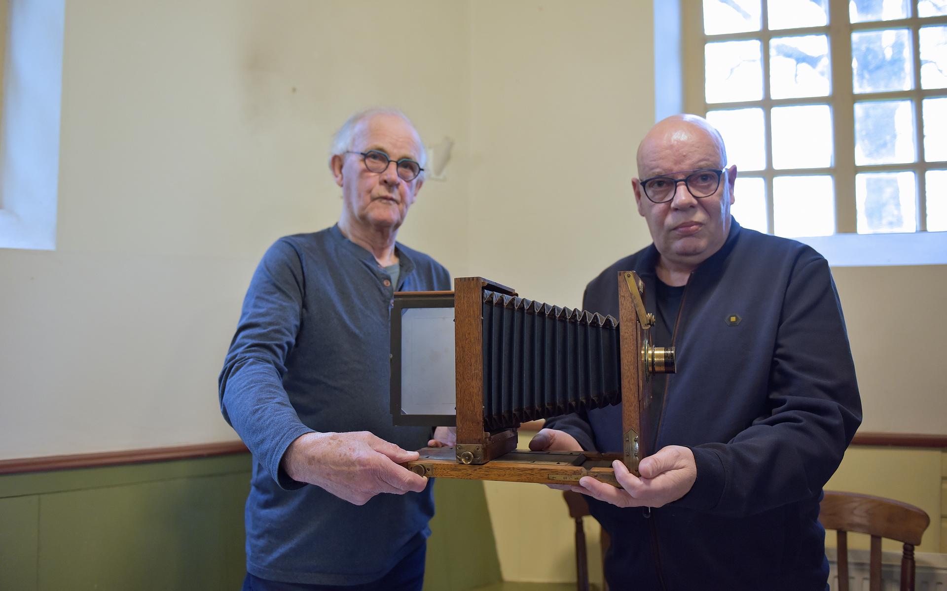 Dorpsarchief Noordwolde ontvangt tijdens lezing in Blesdijke oud fototoestel van fotograaf Hans Kuip