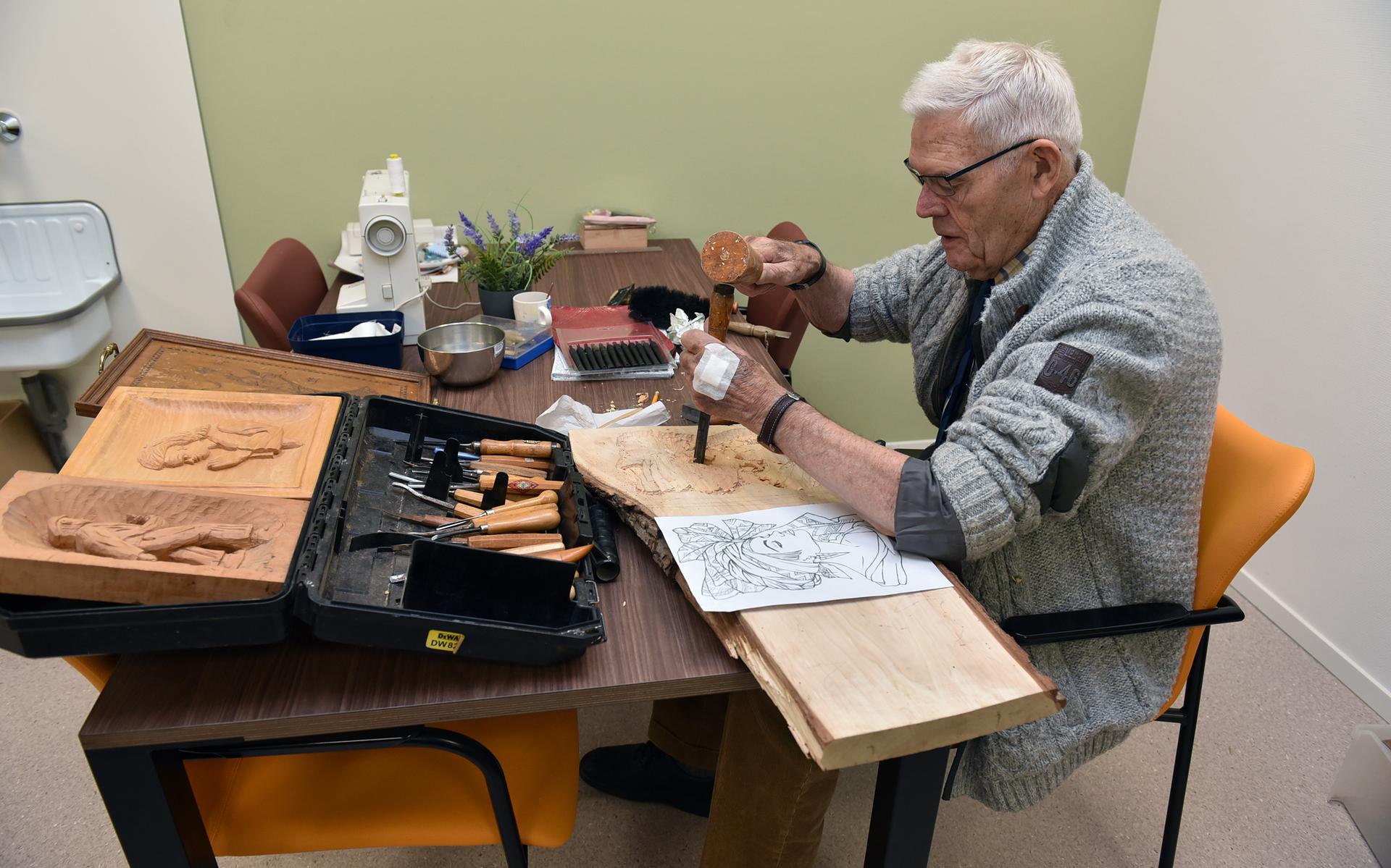 Bewoner Justus (89) beoefent in BerkenStede in Wolvega zijn hobby
