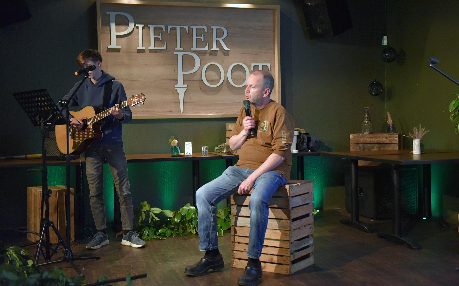 Cabaretvoorstelling 'Beter Nooit dan Laat' bij Pieter Poot in De Blesse valt in de smaak bij de agra
