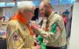 Ewout Broekema krijgt het waarderingsteken van Scouting Nederland opgespeld. EIGEN FOTO