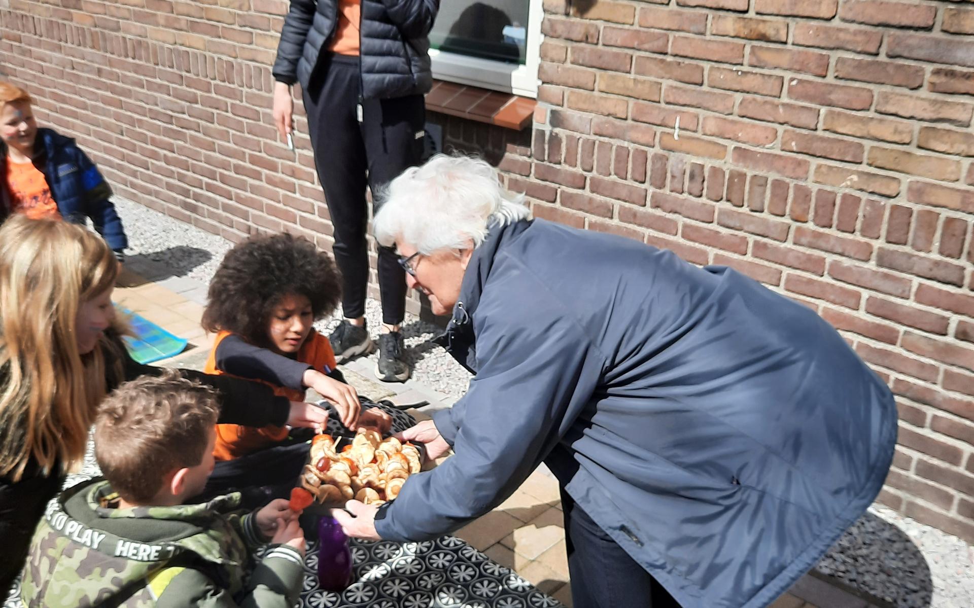 De Klaeter wakkert Mienskip aan; ouderen serveren hapjes aan de kinderen - Stellingwerf