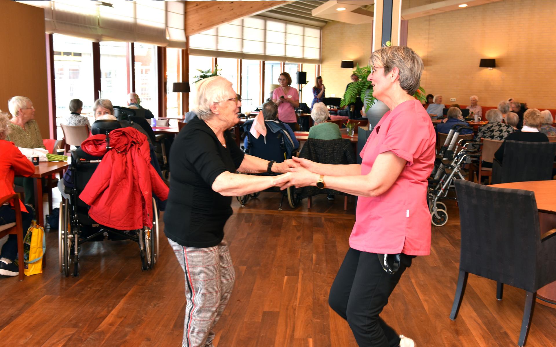 Door bewoners en medewerkers werd meegezongen en gedanst.