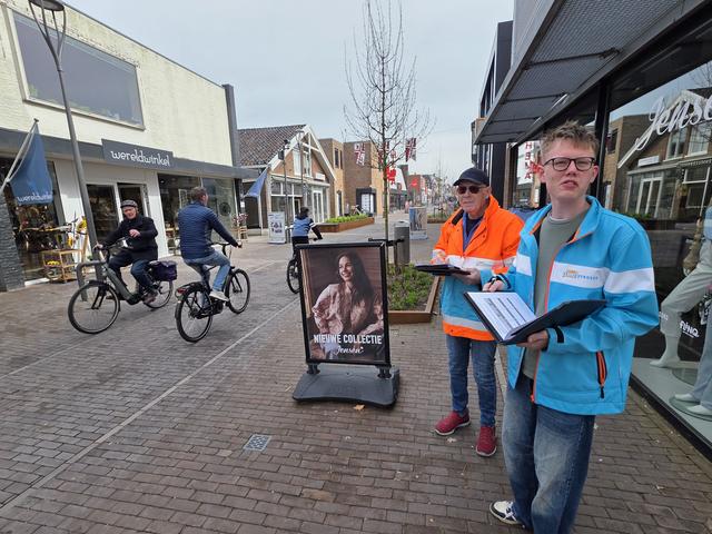Veilig Verkeer Nederland telt in Wolvega hoeveel oudere fietsers een helm draagt, ruime meederheid f