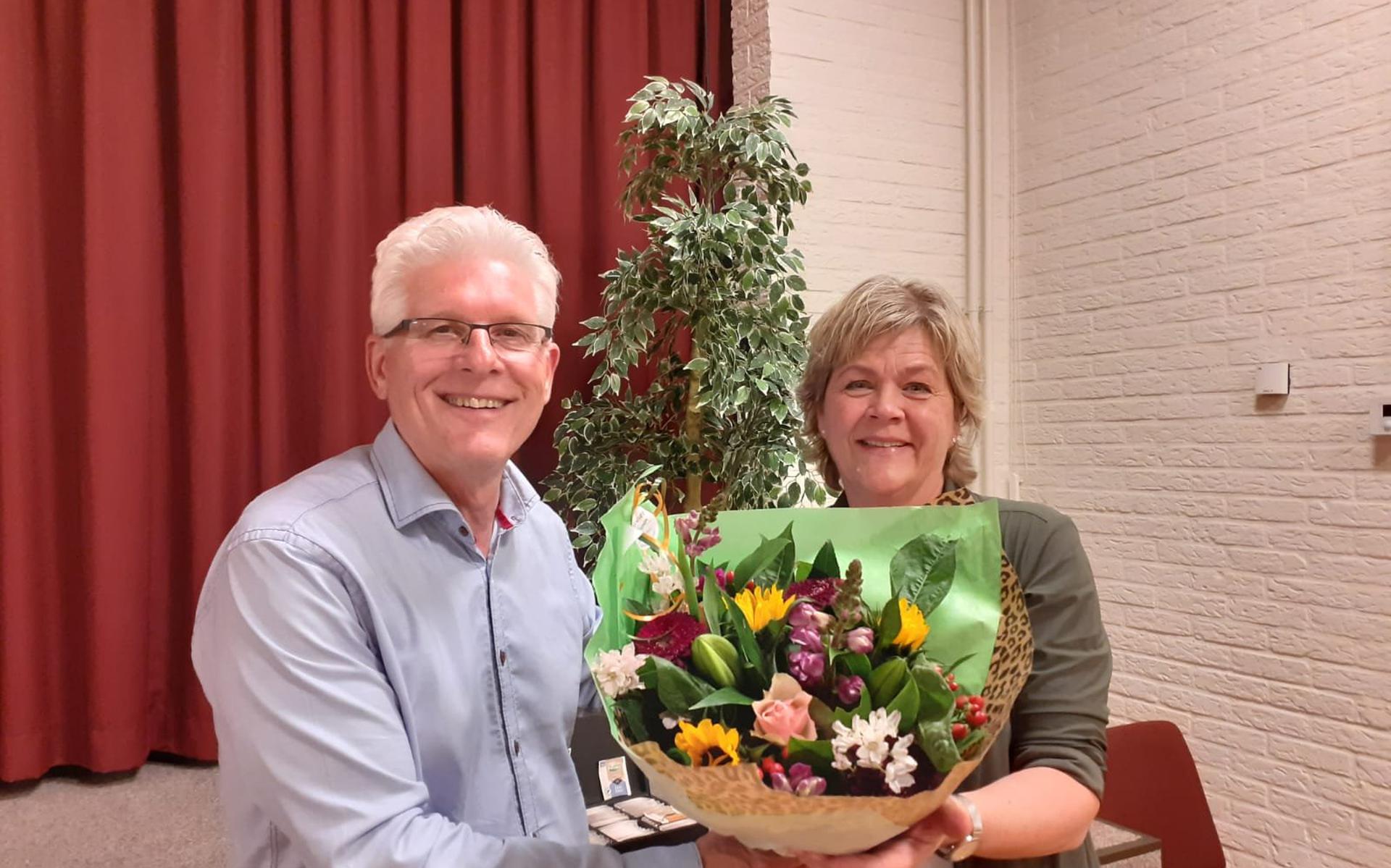 Maarten Hoekstra, voorzitter van de kerkenraad, bedankt Heleen Hornstra voor haar inzet.