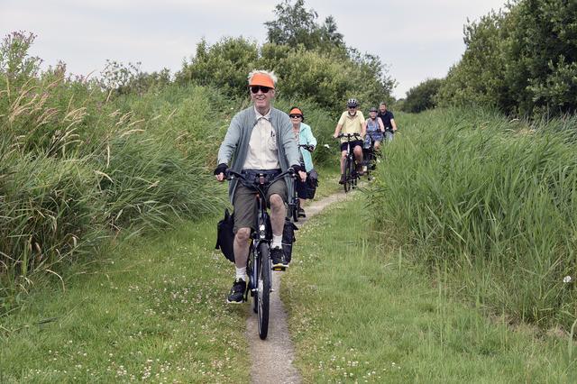 Vijftigste Fiets4daagse Wolvega is gestart. Kiny en Metje misten geen editie