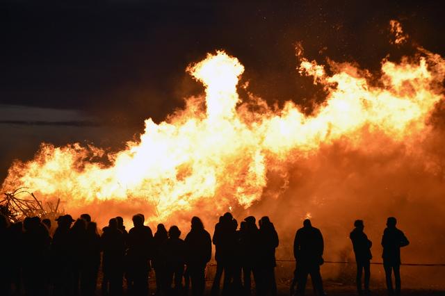 Paasvuur in Oldetrijne trekt honderden bezoekers