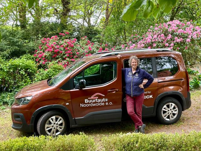 Klaske (58) nieuwe chauffeur van Buurtauto Noordwolde: ‘Dit geeft mensen vrijheid’