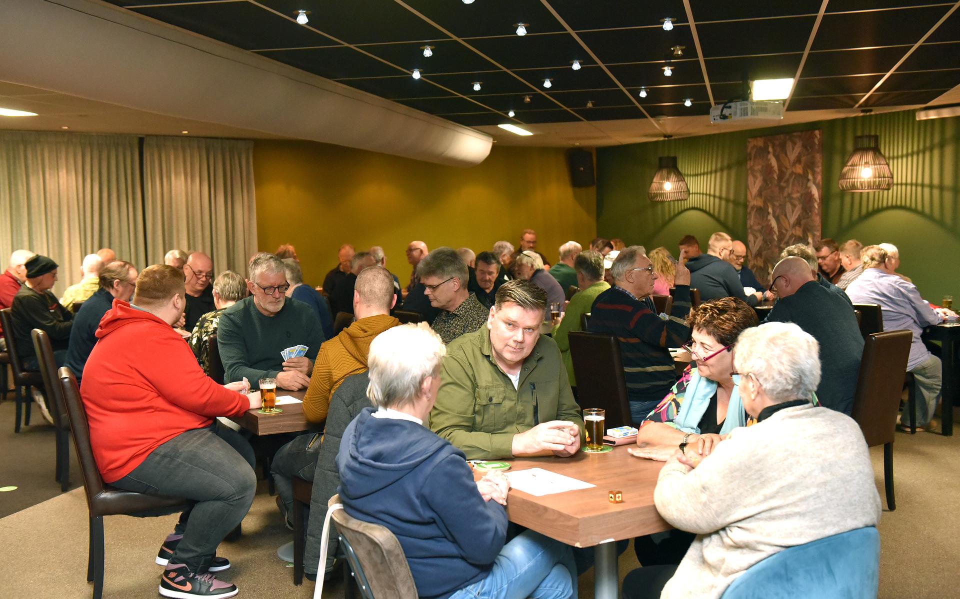 Agnes uit Oudeschoot wint open kampioenschap klaverjassen van Weststellingwerf in Wolvega