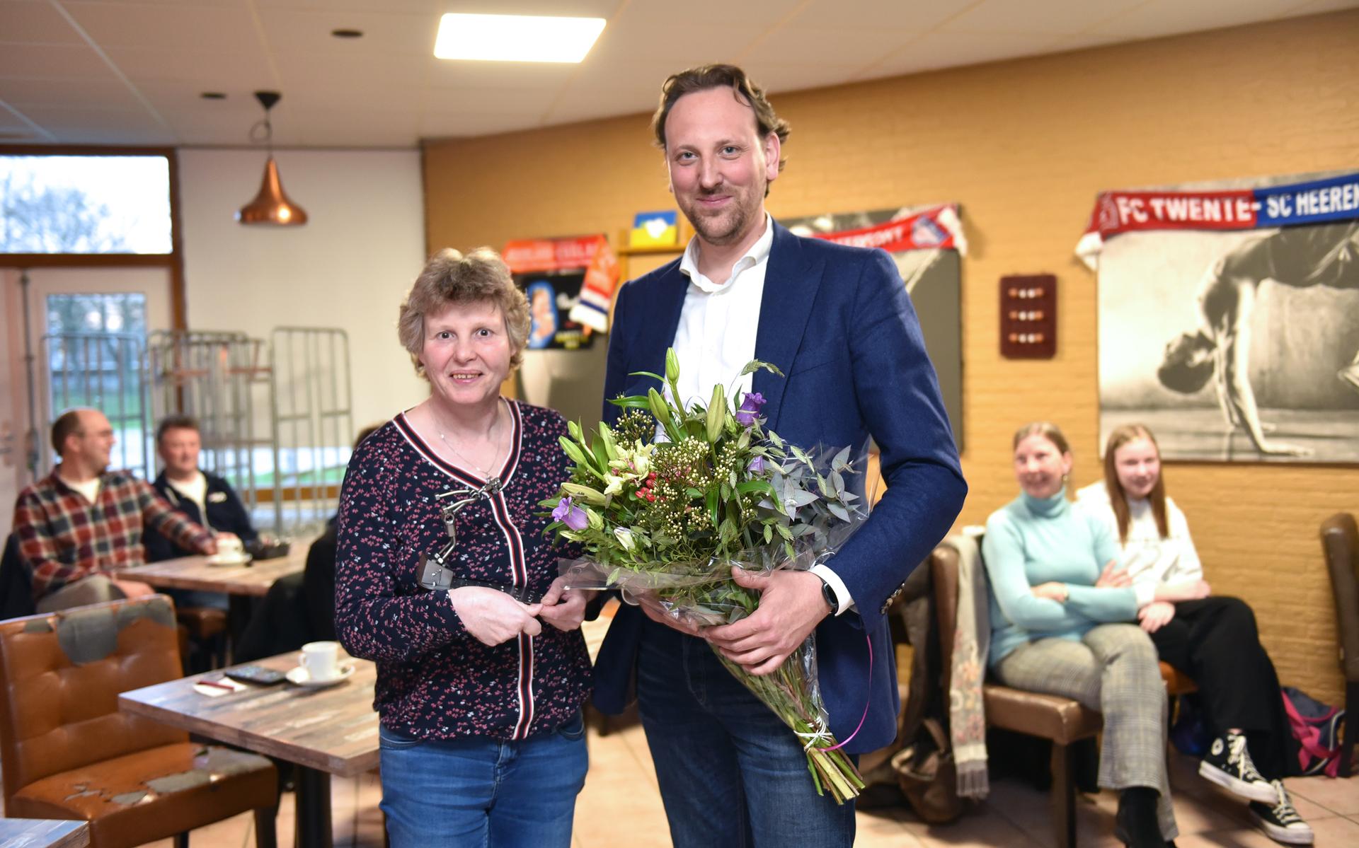 Sportwethouder Roelof Theun Hoen overhandigde haar een aandenken.