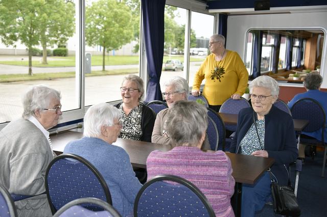 Gasten van Zonnebloem Wolvega maken boottochtje langs Giethoorn en Ossenzijl