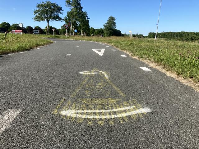 ‘Boze burgers’ spuiten waarschuwingen tegen landbouwgif op wegdek bij Noordwolde