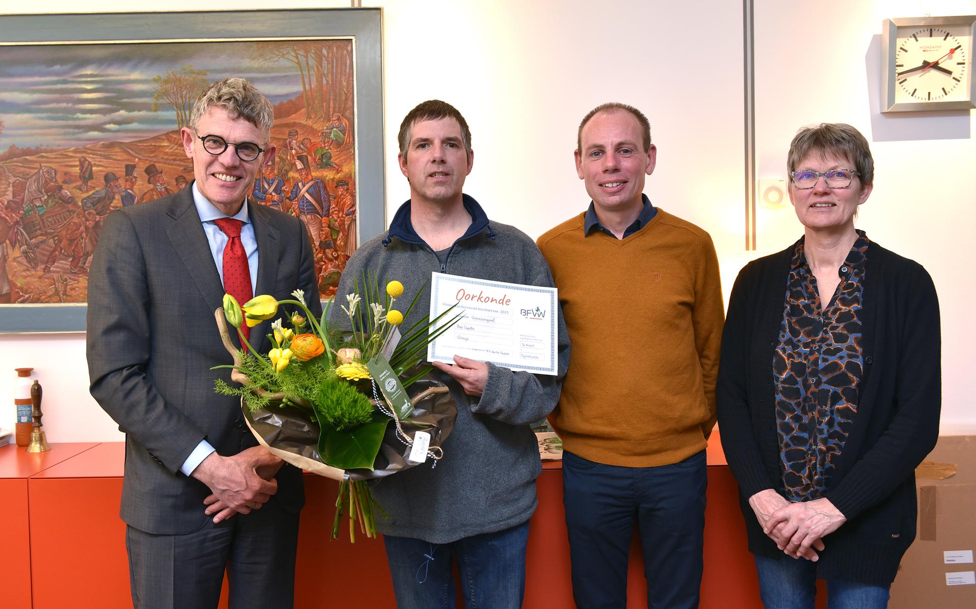 Burgemeester André van de Nadort, Bas Capelle, Jeroen Hofstee (medevinder en bestuurslid Vogelwacht) en Joke Smink (bestuurslid Vogelwacht) (v.l.n.r.).