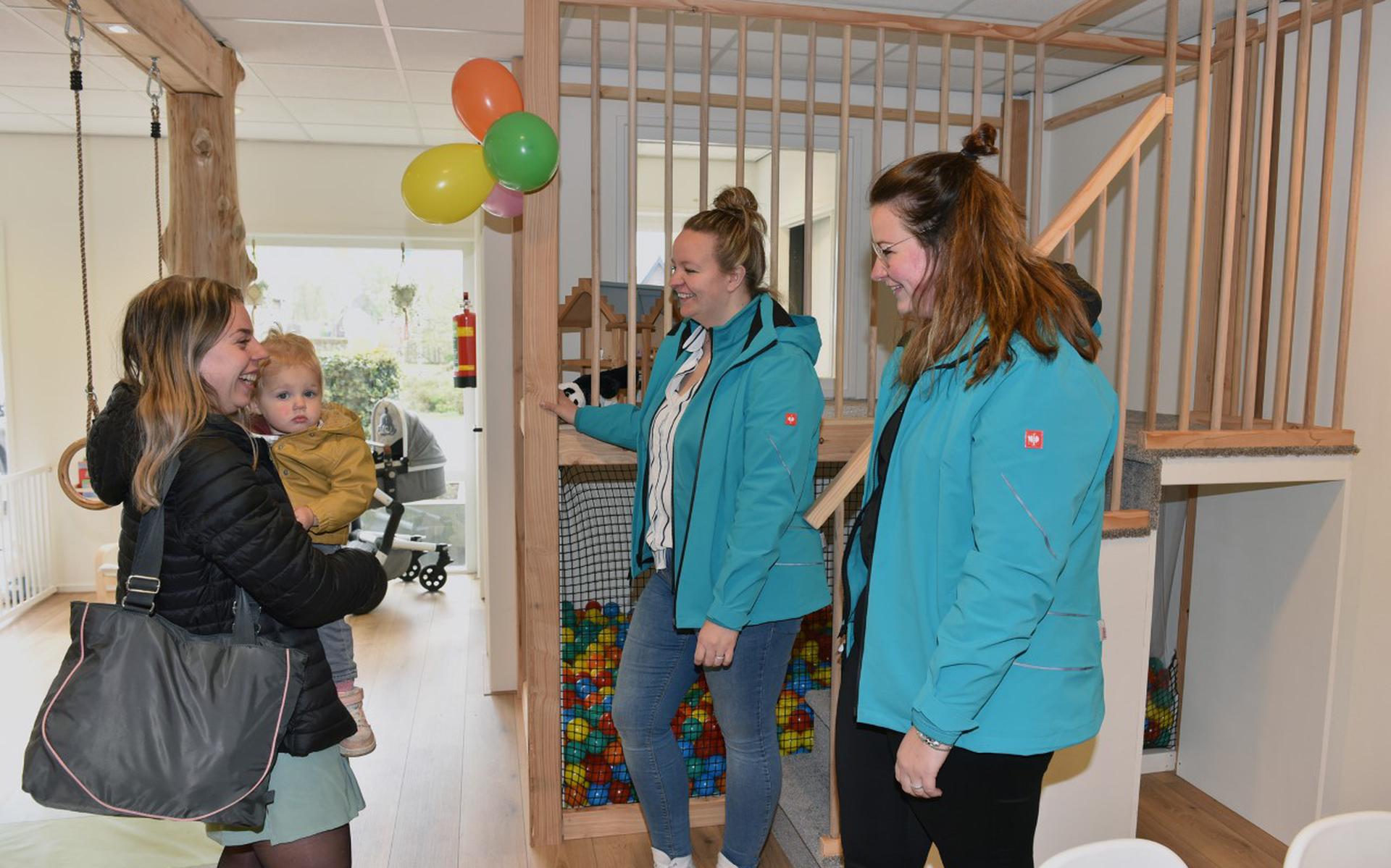 Carina Dragtsma (l) en Mariska de Vries geven uitleg aan een bezoeker.