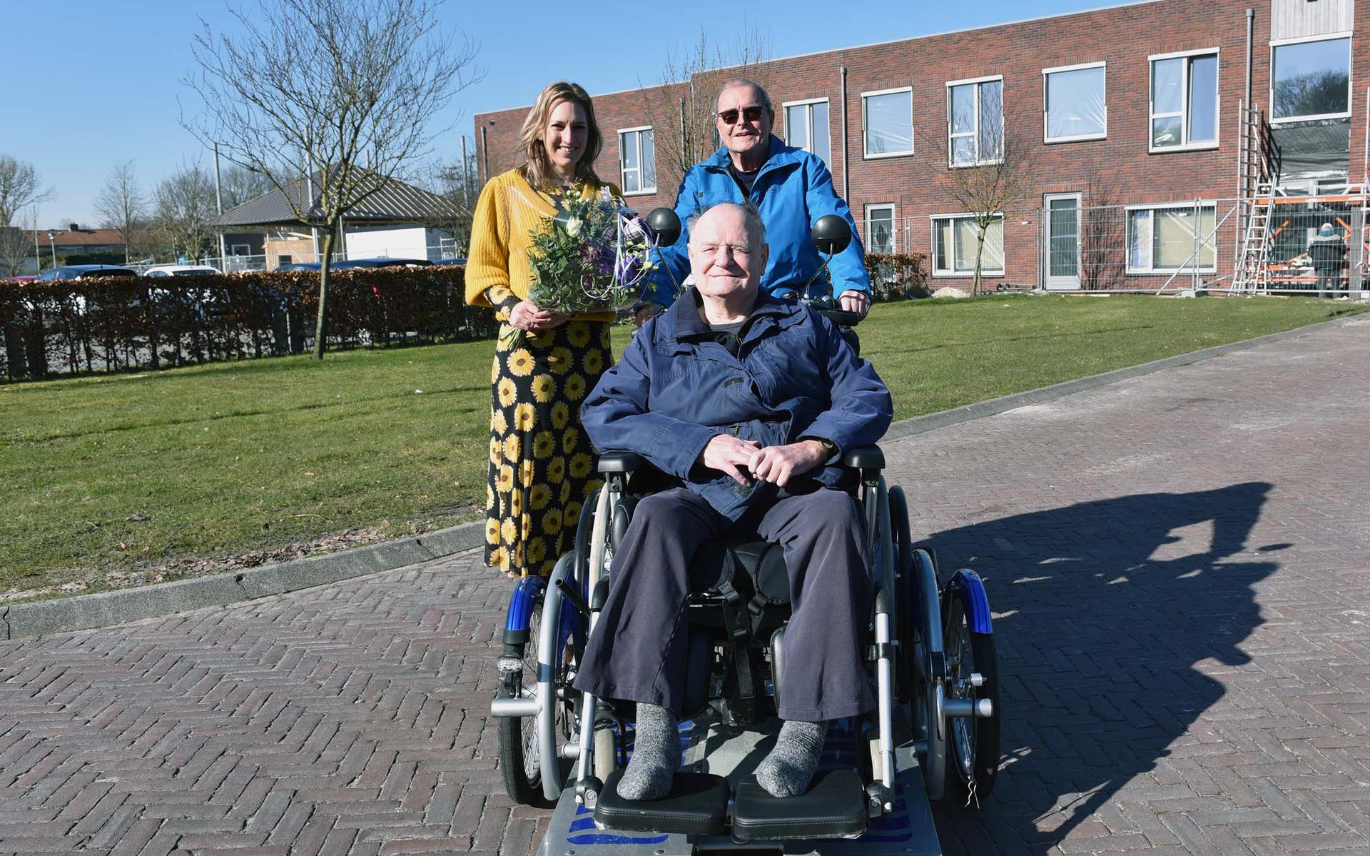 Kim Sybrandy (welzijnscoach LindeStede), Wim Plekkenpol en Henk van der Heijden op de rolstoelfiets.